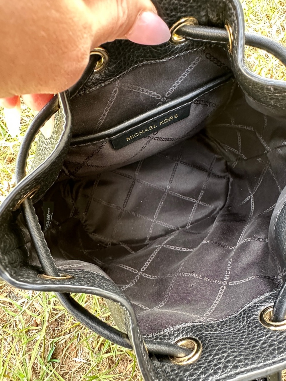 Michael Kors Devon Medium Bucket Bag in black pebbled leather black - Picture 8 of 15